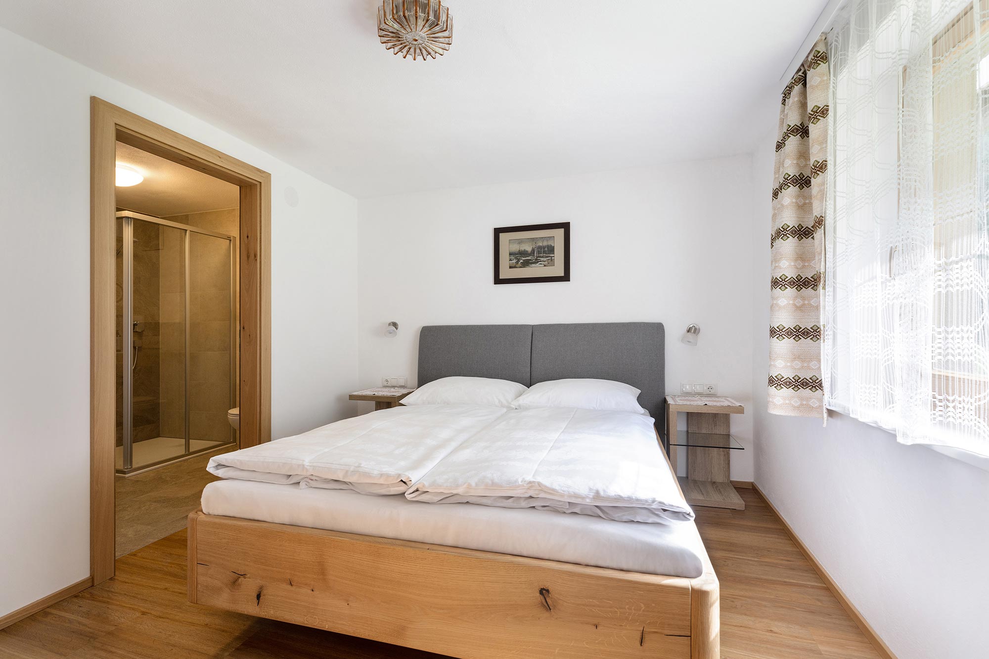 Schlafzimmer 2 mit Doppelbett  und eigenem Badezimmer.