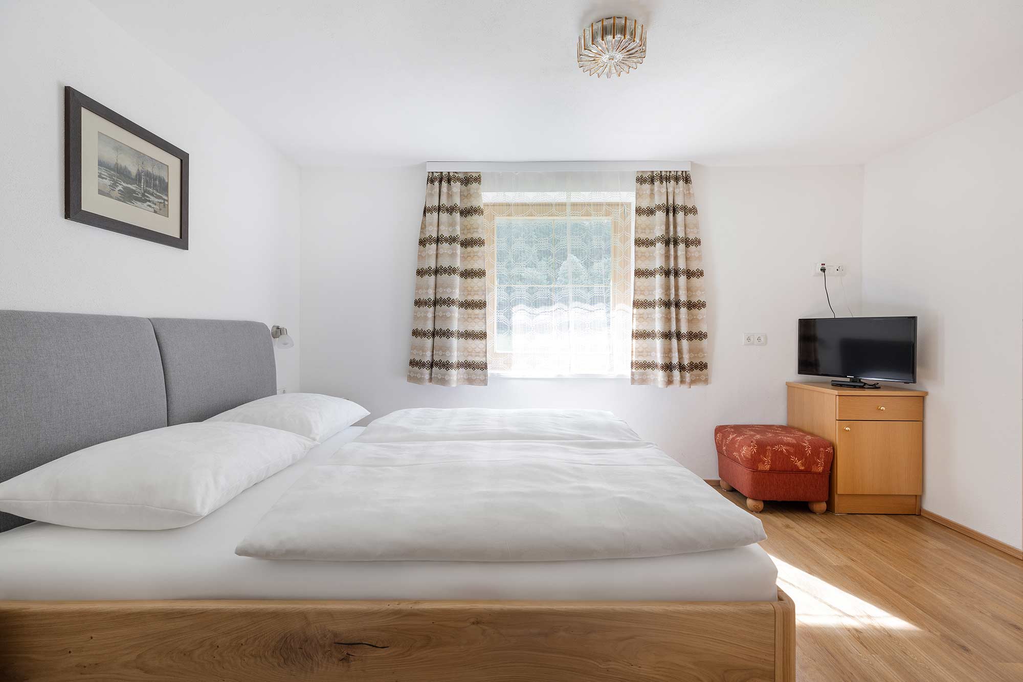Schlafzimmer 2 mit Blick auf Wiesen, Wald und Berge