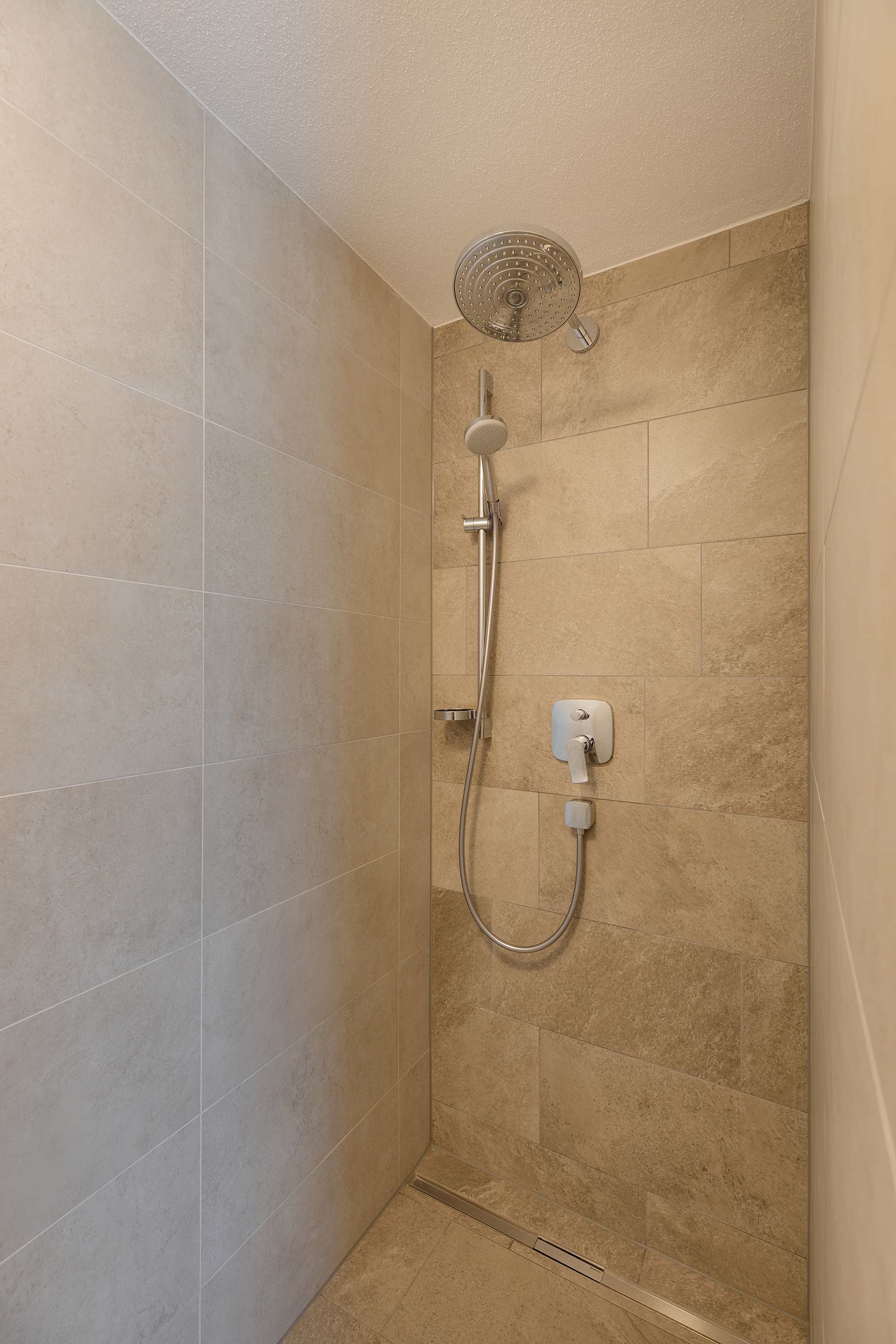 Regendusche im Badezimmer von Schlafzimmer 1.