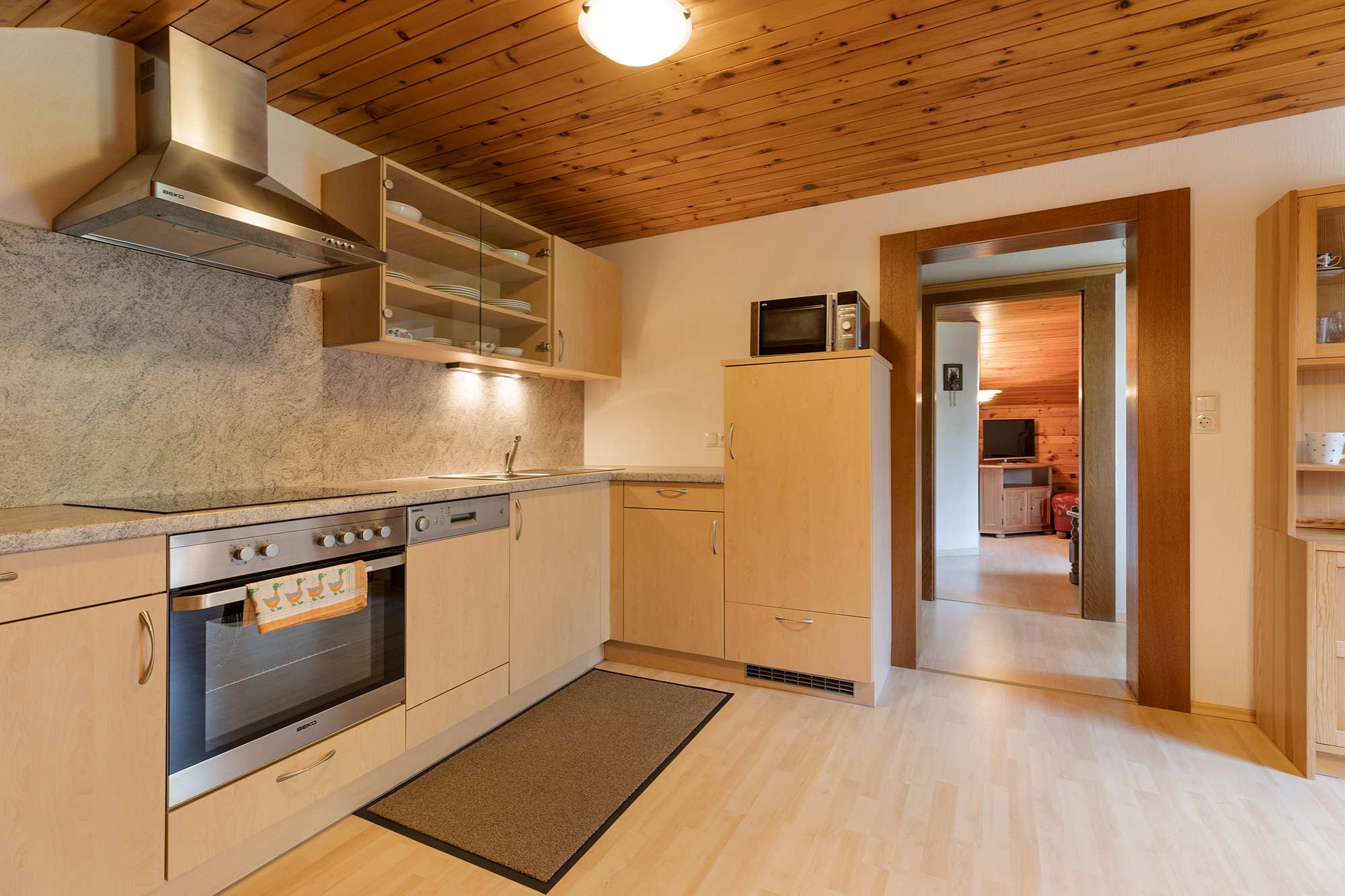 Wohnküche mit Blick ins Wohnzimmer