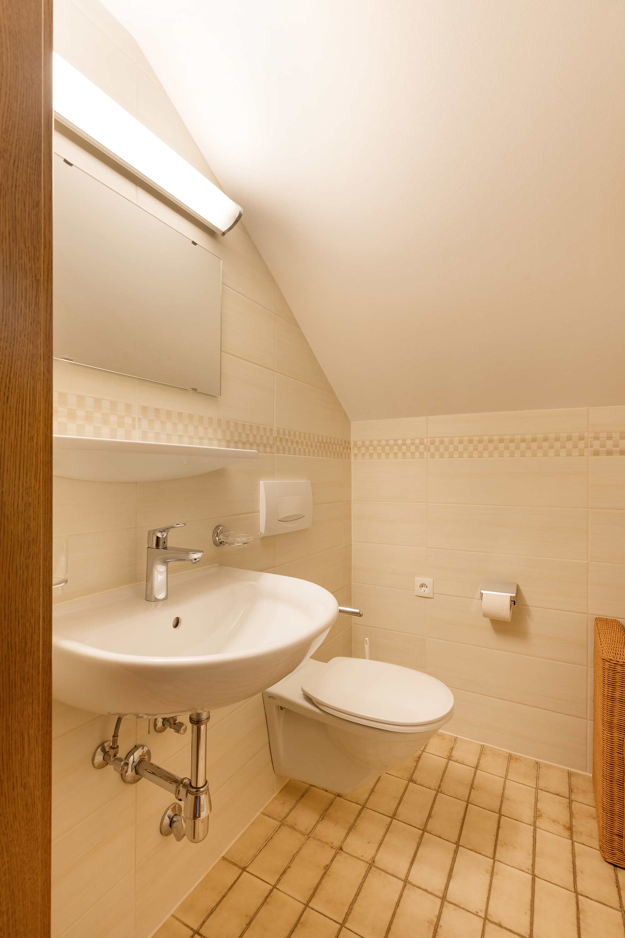Badezimmer mit Dusche und WC