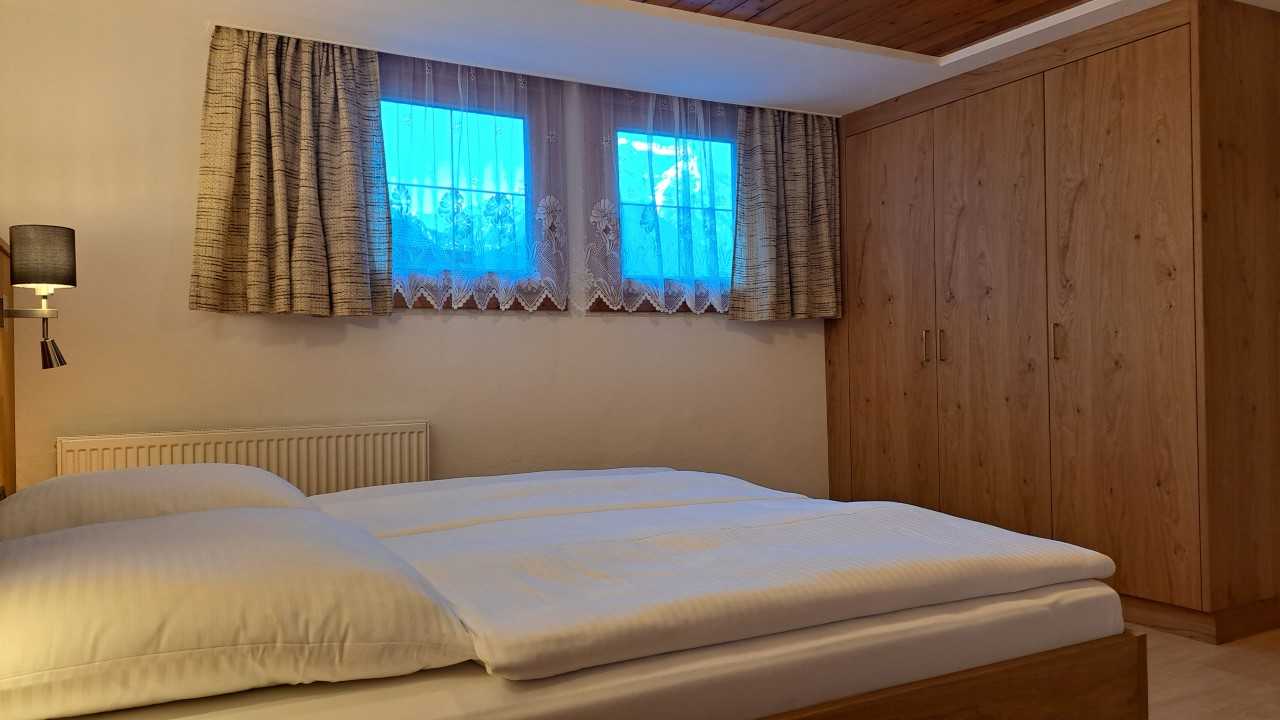 Gemütliches Schlafzimmer mit Blick auf den Grünberg.